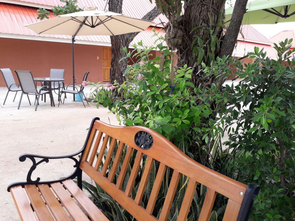 Ferienwohnung Wapipathum Earthen House Ban Na Lao Exterior foto